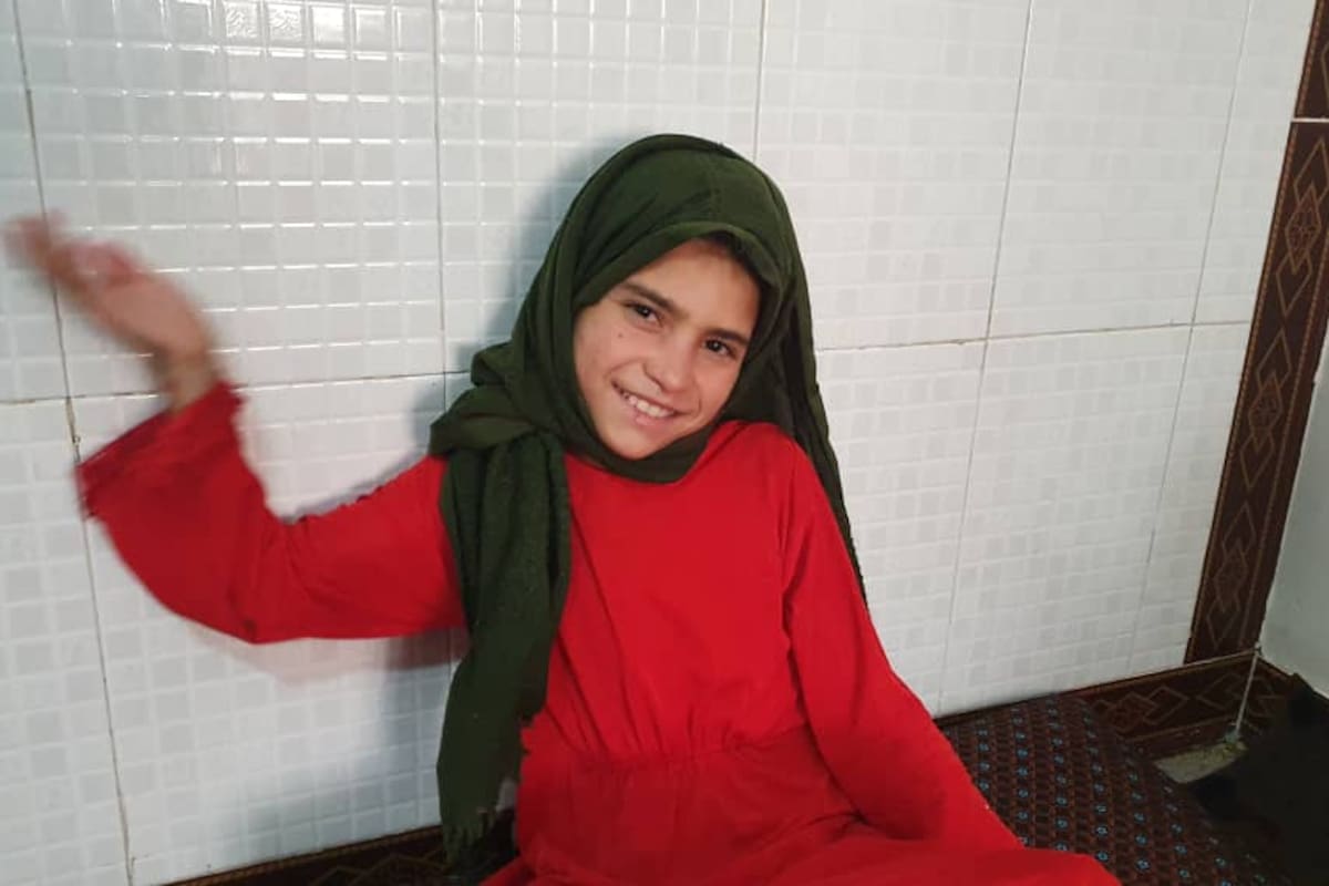 Amina, de 10 años, sonríe ante la noticia de que irá a la escuela por primera vez