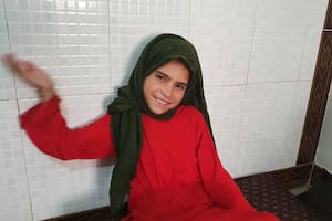 Amina, de 10 años, sonríe ante la noticia de que irá a la escuela por primera vez
