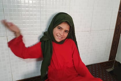 Amina, de 10 años, sonríe ante la noticia de que irá a la escuela por primera vez