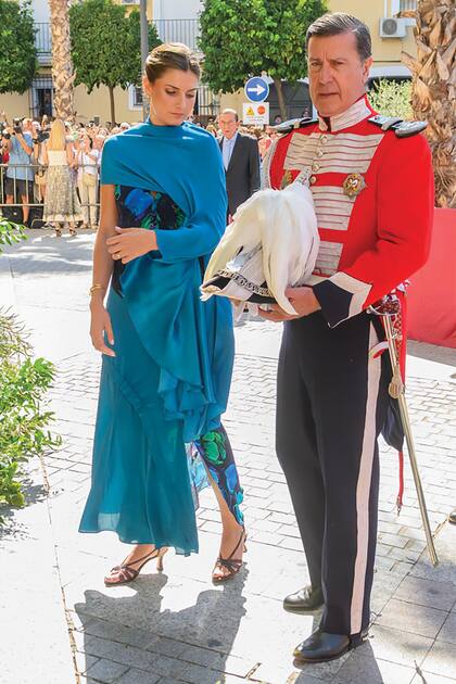 Amina, que fue la madrina de la boda de su padre, impactó con un elegante vestido de
la firma Vagary Kalon de diferentes texturas y
con estampa floral, que acompañó con un chal
de seda para cubrir los hombros