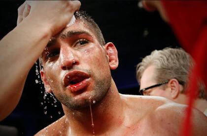 Amir Khan cayó a la lona en el sexto round contra el Canelo Álvarez sin poder continuar en la pelea (Instagram/@amirkingkhan)