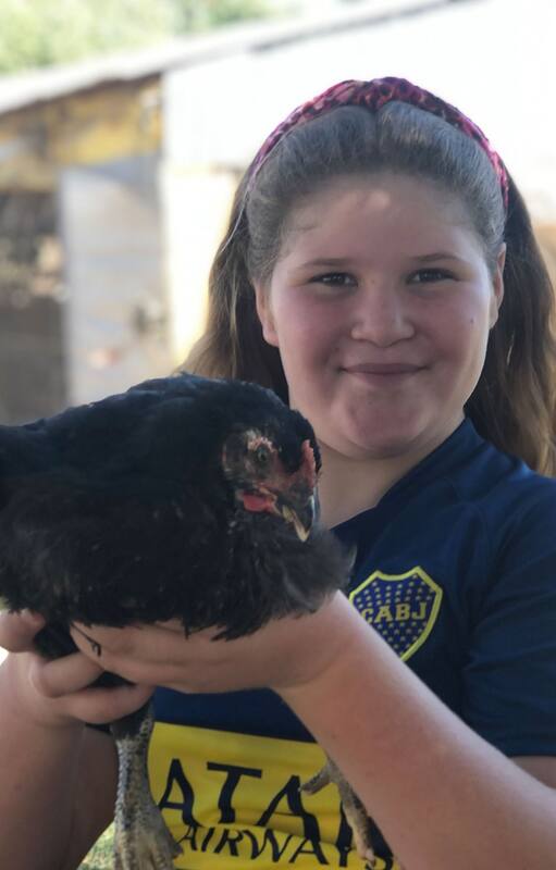"Amo abrazar a los animales y que ellos me abracen a mí. Ellos me hacen compañía cuando estoy sola o aburrida", dice Bianca que vive en medio del campo