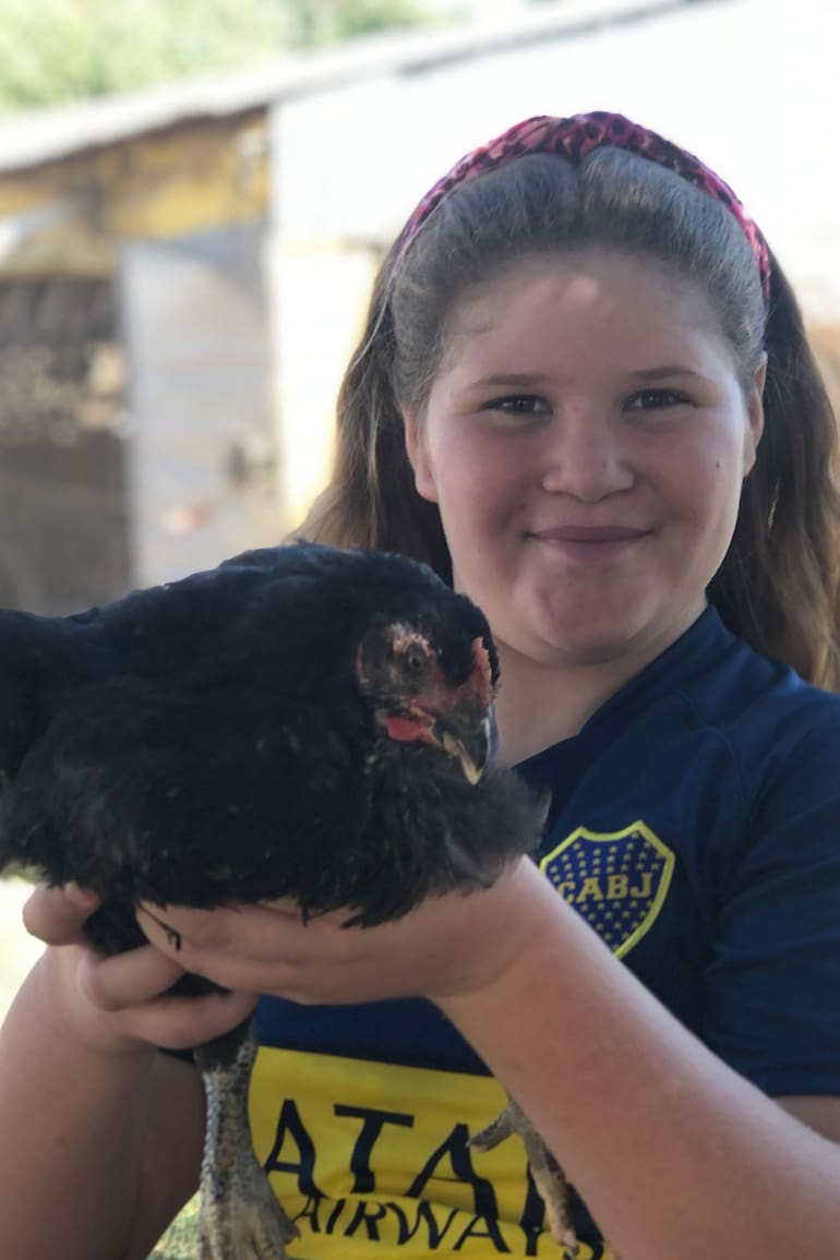 "Amo abrazar a los animales y que ellos me abracen a mí. Ellos me hacen compañía cuando estoy sola o aburrida", dice Bianca que vive en medio del campo