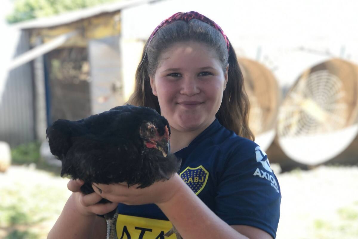 "Amo abrazar a los animales y que ellos me abracen a mí. Ellos me hacen compañía cuando estoy sola o aburrida", dice Bianca que vive en medio del campo