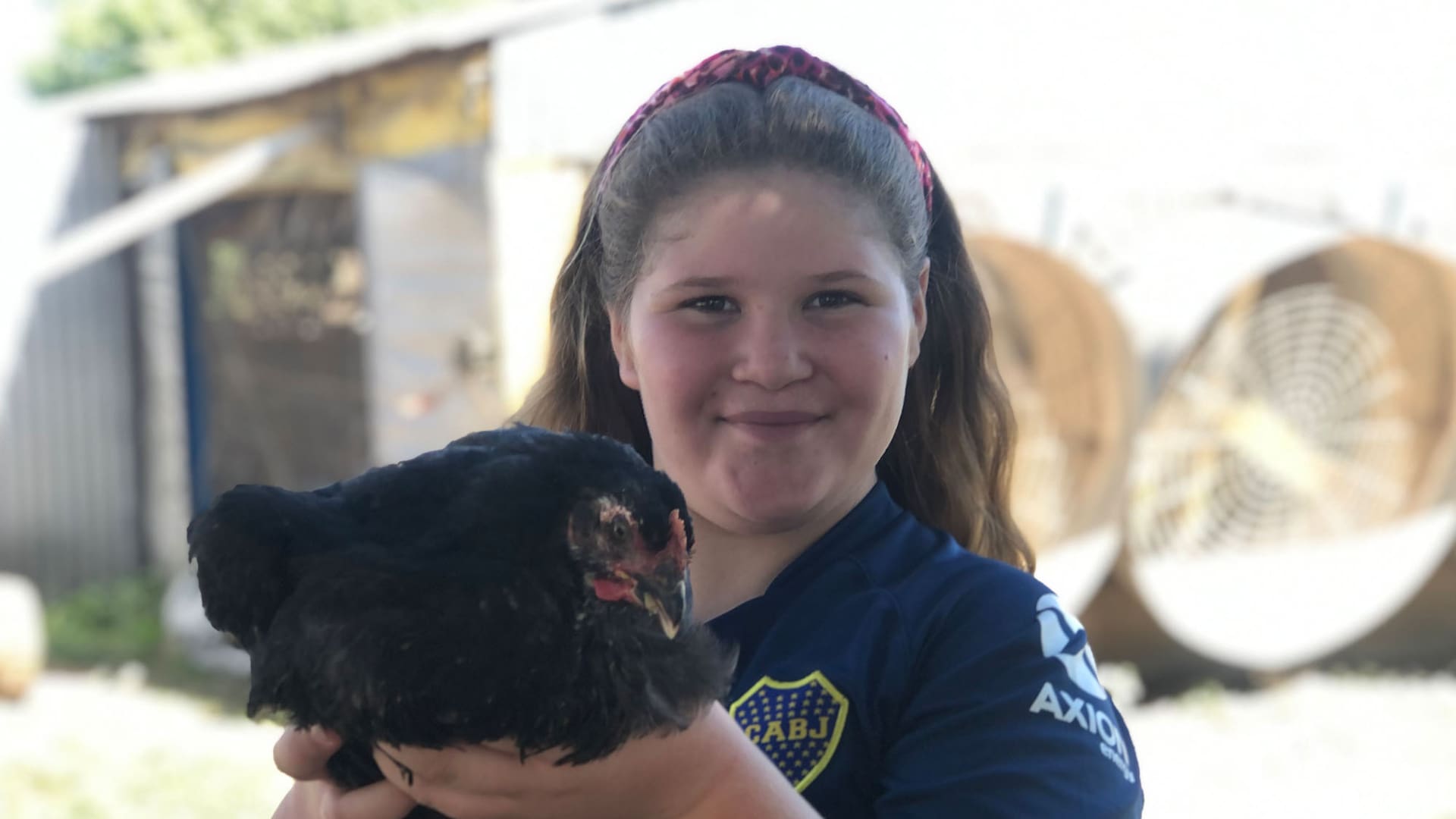 "Amo abrazar a los animales y que ellos me abracen a mí. Ellos me hacen compañía cuando estoy sola o aburrida", dice Bianca que vive en medio del campo