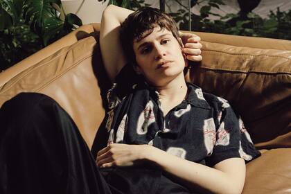 “Amo la idea de alterarme a mí misma”, dice Héloïse Letissier, que para su nuevo disco, Chris, acortó su pelo y su nombre