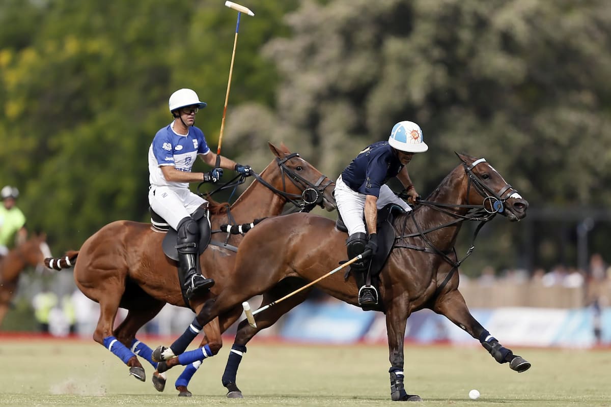 Amo y señor de la cancha número 1 de Palermo: Adolfo Cambiaso avanza en uno de los clones de Cuartetera por delante de Gonzalo Pieres (h.), en el gran triunfo de La Dolfina sobre Ellerstina en el Campeonato Argentino Abierto.