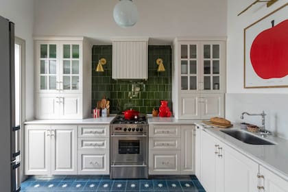 Amoblamiento (Cucina Bosch) realizado según diseño de los dueños, con bajomesada en ‘Nice White’, alacenas en ‘Arcade White’ (Sherwin Williams) y tiradores (The Home Depot) traídos de un viaje a Nueva York. Azulejos verdes (Casa Ferroti). Lámina enmarcada ‘La Natura’ (Edición Particular)