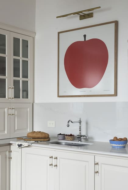Amoblamiento (Cucina Bosch) realizado según diseño de Juan Augusto Laplacette y Mariano Manzi, los dueños de casa, con tiradores en metal y acrílico transparente (The Home Depot) traídos de un viaje a Nueva York.
