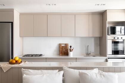 Amoblamiento (diseño de estudio Vara) en madera laqueada color 'Versatile gray' (Sherwin Williams). Mesada en 'Silestone' y alzada cerámica (Carabath).