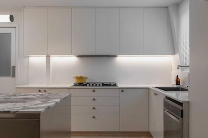 Amoblamiento laqueado con tiradores metálicos (Ponthus), mesada de 'Purastone' blanco (De Stefano), pileta 'Brera' y grifería 'Bold', de IB Rubinetterie (ambos, SBG).