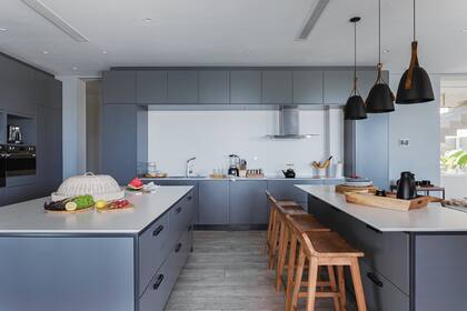 Amoblamiento laqueado (Valeria Berney), mesadas en Silestone ‘Eternal Statuario’ con textura ‘Suede’ (Marmolería Itatí), canilla monocomando (Hansgrohe), horno empotrado (Smeg) y campana de acero inoxidable (TST).