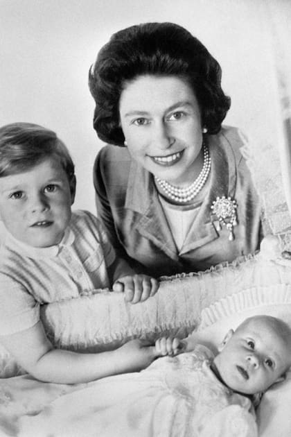 AMOR DE MADRE. La Reina con el príncipe Eduardo, recién nacido, y el príncipe Andrés, de 4 años. Su familia ahora está completa y está cómoda en su rol como monarca, por lo que puede dedicar más tiempo a sus hijos.