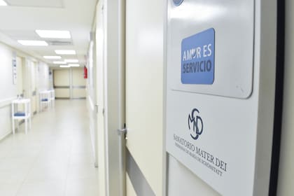 "Amor es servicio", uno de los lemas escritos en las puertas de Mater Dei (Foto: Irene Robert - Gentileza Sanatorio Mater Dei)