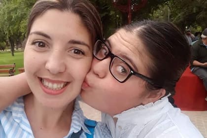 Amor eterno: Analía Amorós, una de las coordinadoras de los talleres para hermanos de personas con discapacidad que organiza Puentes de Luz, y Rocío, su hermana