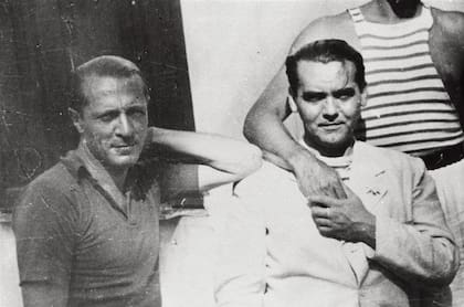 Amorim posa al lado de Federico García Lorca, con quien mantuvo una relación clandestina y fugaz.