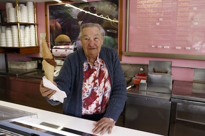 Amparo Cantabella detrás del mostrador de la heladería