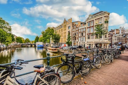 Ámsterdam es una de las ciudades del mundo donde más se utilizan las bicicletas. Sin embargo, muchas de ellas acaban en el fondo de los canales. Se calcula que se sacan del agua unas 15 mil al año.