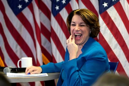 "Las mujeres tenemos que trabajar más duro y eso es un hecho", dijo Klobuchar en un debate