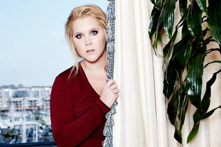 El extraño trastorno de Amy Schumer: no puede evitar arrancarse el vello corporal