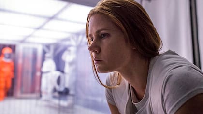 Amy Adams es una lingüista que intenta descifrar un lenguaje extraterrestre en La llegada