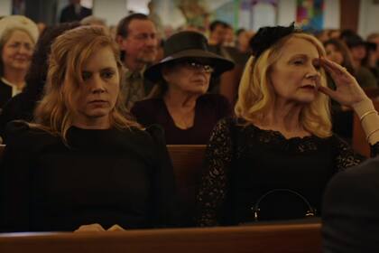 Amy Adams junto a Patricia Clarkson en una de las primeras imágenes de Sharp Objects.