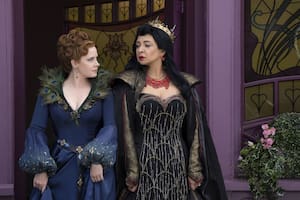 Amy Adams y Maya Rudolph en Desencantada (Disney+).