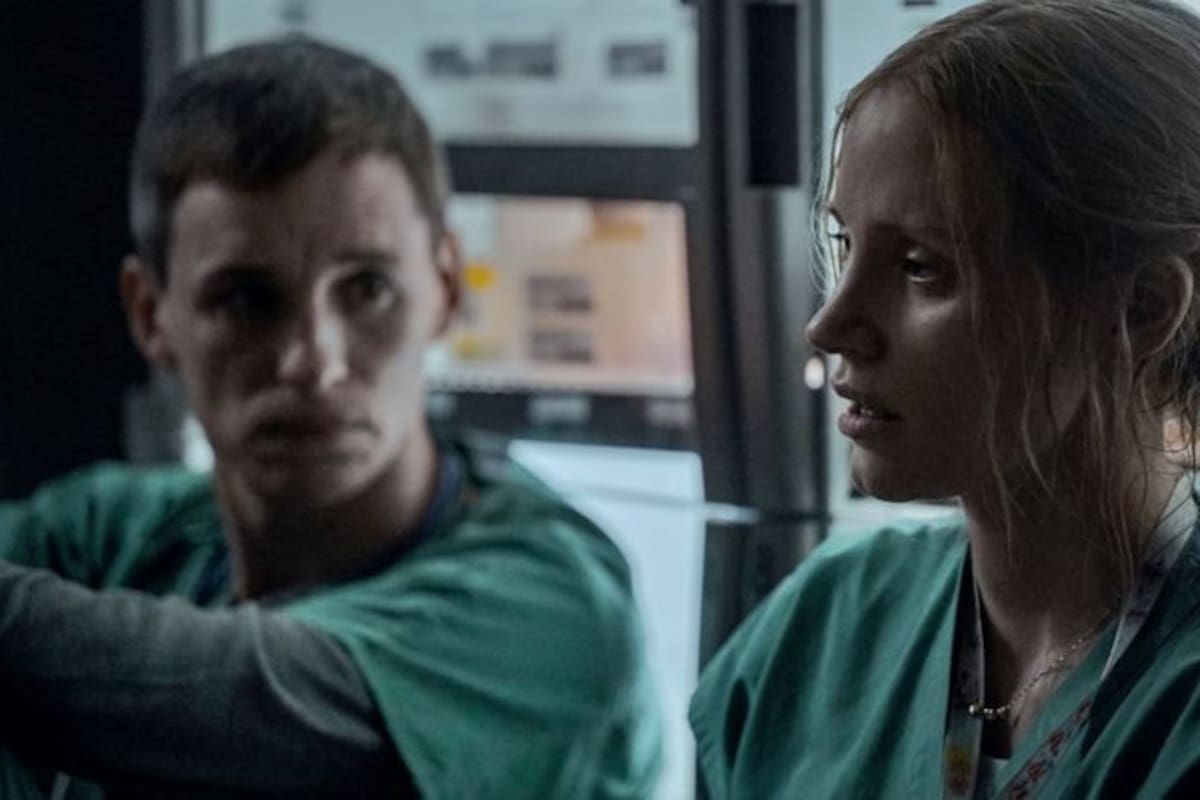 Amy (interpretada por Chastain) inicialmente se alegra de tener un amigo a su lado mientras trabaja en turnos de noche en la sala de cuidados intensivos