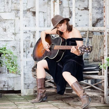 Amy Jo Johnson tiene su propia banda de música country