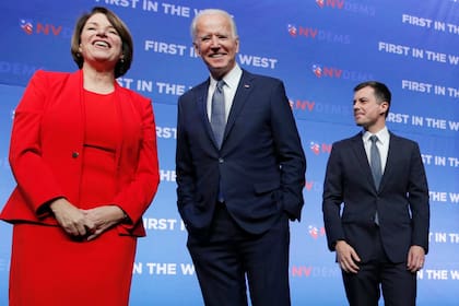 Amy Klobuchar (izquierda) y Peter Buttigieg (derecha) respaldaron públicamente la candidatura de Joe Biden (centro) el día previo a la votación del supermartes, luego de apartarse de la contienda por la nominación del Partido Demócrata