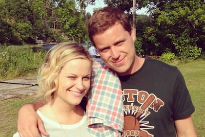 Amy Poehler produce la serie de su hermano Greg, Welcome to Sweden
