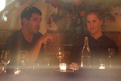 Amy Schumer y Chris Fischer capturados en una cena romántica; más tarde harían publica su relación con imágenes en las redes