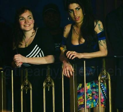 Amy Winehouse con Catriona Lundie Gourlay, una amiga de toda su vida
