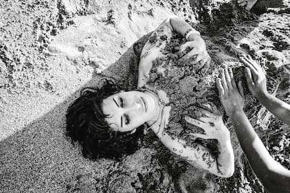 ‘Amy Winehouse’, recientemente publicado por Taschen, expone la intimidad de la artista a través de la colección de fotografías de su amigo, Blake Wood