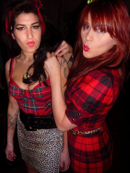 Amy Winehouse y su amiga y estilista Naomi Parry