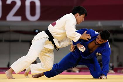 An Changrim, de Corea del Sur (izquierda), y Tohar Butbul, de Israel, durante su combate de cuartos de final en la categoría de menos de 73 kilos, en los Juegos Olímpicos de Tokio, el 26 de julio de 2021, en Tokio. (AP Foto/Vincent Thian)