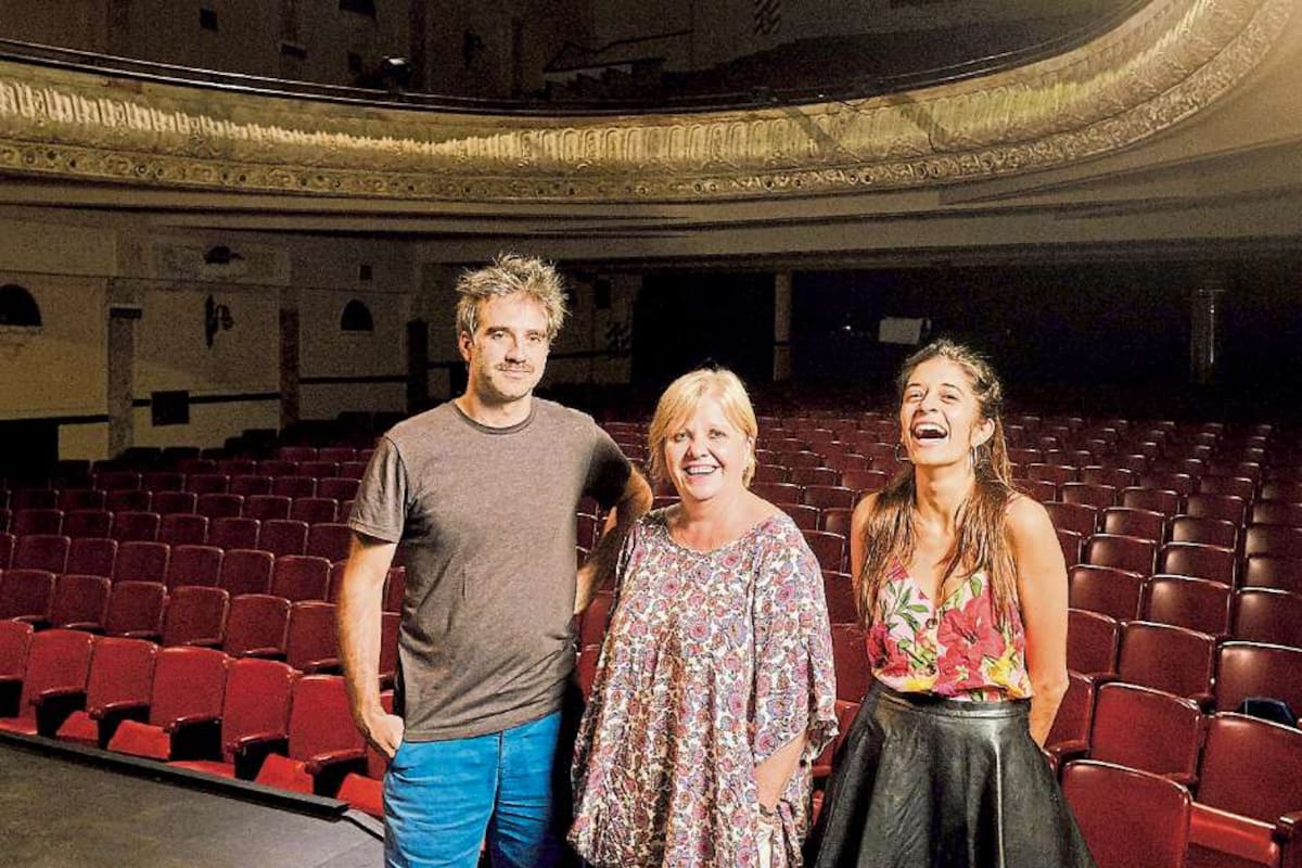 Ana Alvarado junto a los protagonistas de la obra, Daniel Hendler y Lucía Tomas