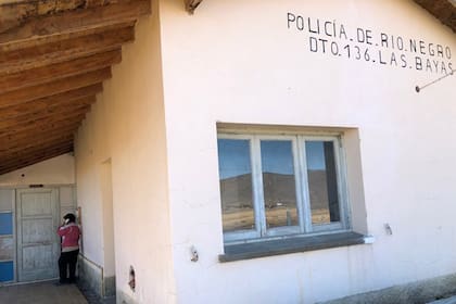 Ana Baldevenito mientras espera en la estación de Policía a que uno de sus hijos la llame al único teléfono de línea que funciona en el pueblo.