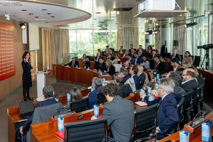 Ana Botín, presidenta ejecutiva de Santander, durante su exposición en las oficinas centrales que la firma tiene en Boadilla del Monte, Madrid