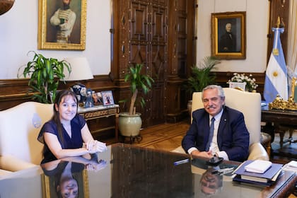 Ana Clara Alberdi, la nueva titular de la AFI,  con el presidente Alberto Fernández