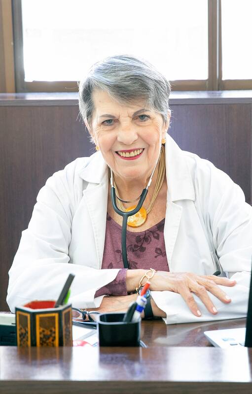 Ana Coll, de 80 años, sigue ejerciendo como ginecóloga