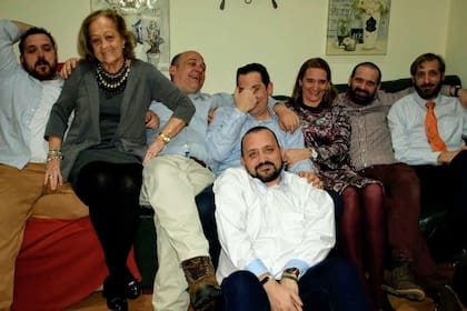 Ana con sus siete hijos, uno de ellos vive en Argentina.