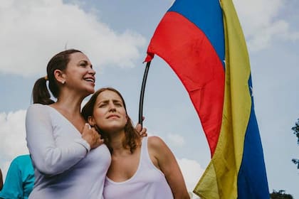 Ana Corina, la hija de María Corina Machado, recibe el Premio Nobel de la Paz en nombre de su madre