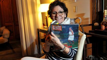 Ana D''onofrio muestra la revista Gente de la visita de Lady Di cuyas fotos dieron la vuelta al mundo