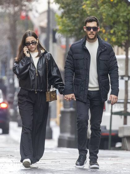 Ana de Armas camina de la mano de su novio, Manuel Anido Cuesta, en Madrid, en medio de críticas por polémico romance. Anido Cuesta es un abogado cubano con fuertes conexiones políticas y familiar con el presidente de Cuba, Miguel Díaz-Canel, lo que le valió a la actriz nacida en la isla caribeña grandes críticas. Según la prensa española, la protagonista de Blonde y su flamante pareja fueron duramente increpados en un restaurante madrileño la semana pasada