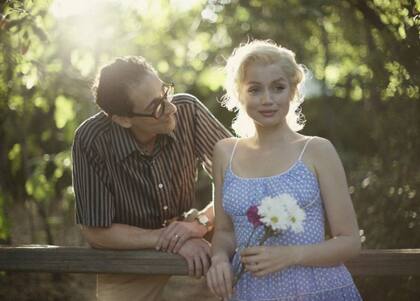 Ana de Armas caracterizada como Marilyn Monroe, junto a Adrien en la piel del escritor Arthur Miller, quien fuera su tercer marido.