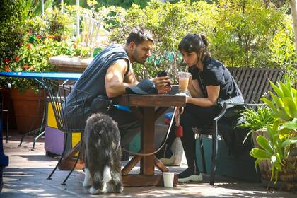 Ana de Armas fue vista junto a un misterioso hombre mientras paseaba a sus perros en Los Ángeles