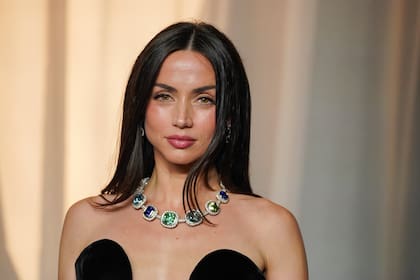 Ana de Armas lució un impresionante collar de Louis Vuitton que acaparó todas las miradas