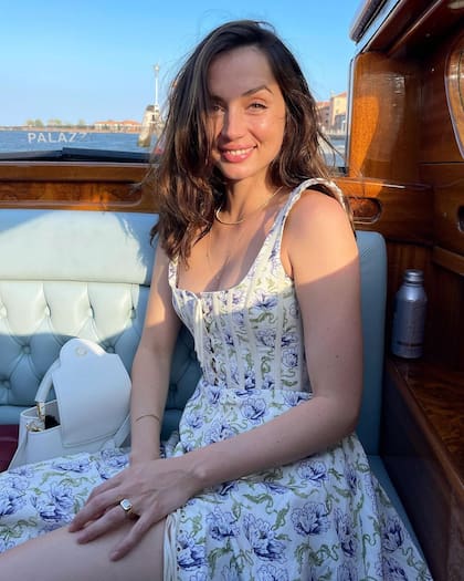 Ana de Armas se mostró sonriente paseando por Venecia