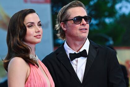 Ana de Armas y Brad Pitt deslumbraron en la alfombra roja del Festival de Venecia; la actriz y el productor llegaron para presentar Rubia a la Mostra
